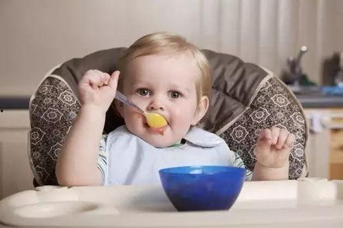 娱乐吃瓜君宝宝倒水,揭秘宝宝倒水背后的温馨瞬间